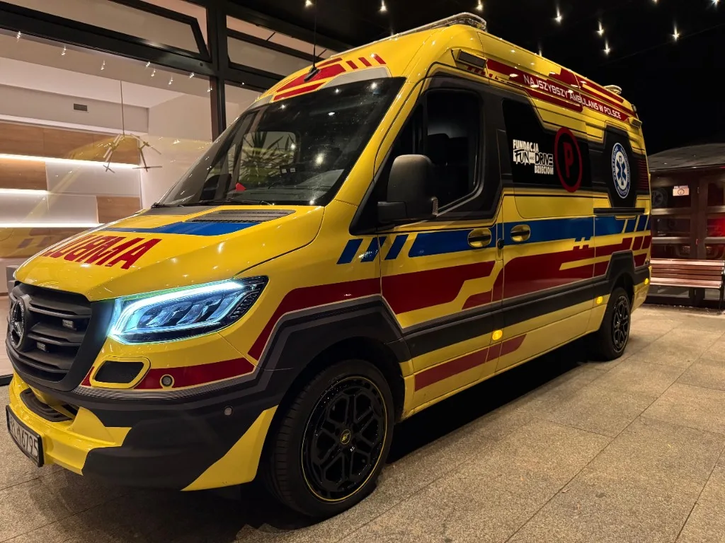 Żółty ambulans Fundacji Fun and Drive Dzieciom dla szpitala im. Jonschera nocą