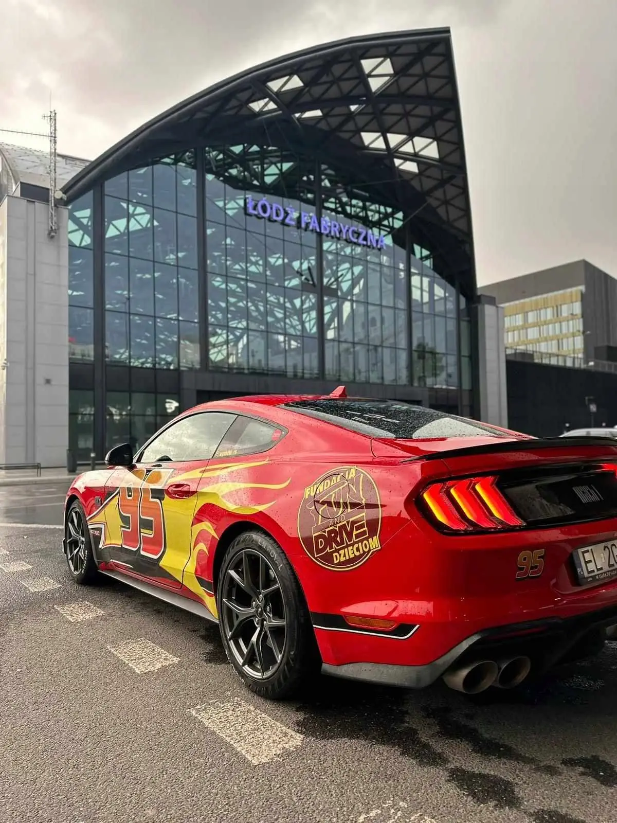 Szkolenie z jazdy na Torze Łódź Mustang Mach 1 z Mateuszem Peczka - produkt Fundacji Fun and Drive Dzieciom